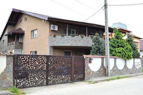 Bradu Apartment | Discover Family-Friendly Comfort at Casa Cri și Ramo