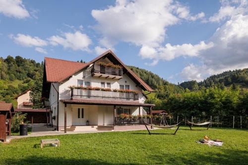 Moieciu House | Discover Casa cu Salcâmi: 4-Star Family-Friendly Retreat