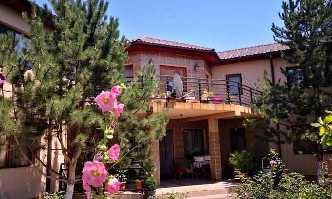 Douazeci si Trei August House | Casa Cu Verdeata: Top-Rated Ocean View Getaway