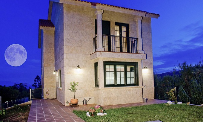 Donon Ski Chalet | Beautiful CASA CURROVELLO: Oceanfront Retreat in Morrazo
