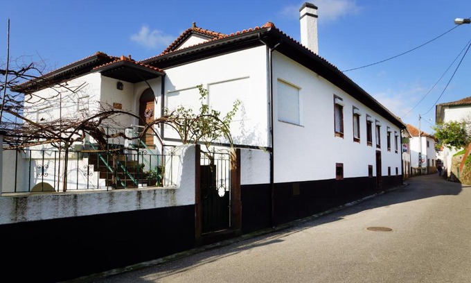 Gois House | Cozy Casa D'Avó Mila: Oceanfront Family Retreat Awaits