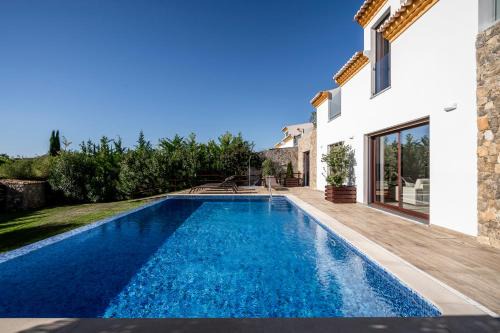 Santo Estevao Villa | Discover Casa da Alvorada: Oceanfront Retreat with Pool