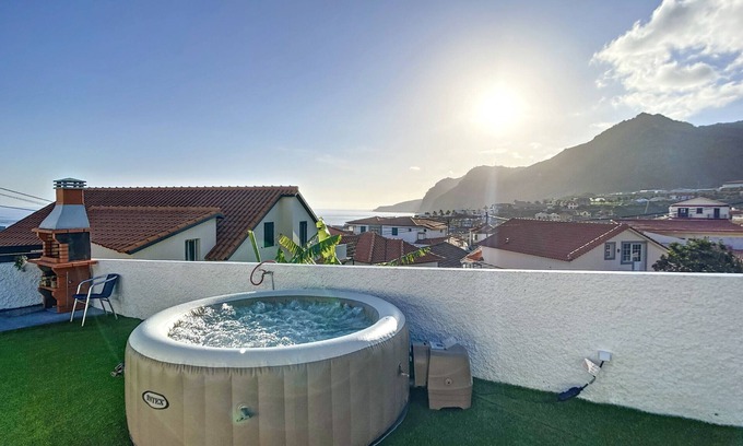 Canical Apartment | Comfortable Casa da Avó: Family-Friendly with Spa Amenities