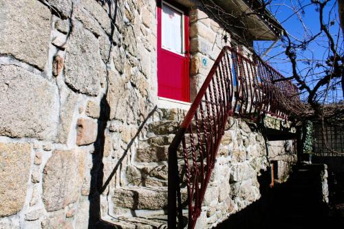Campo de Gerez House | Discover Casa da Cuca: Pet-Friendly Retreat with Dining