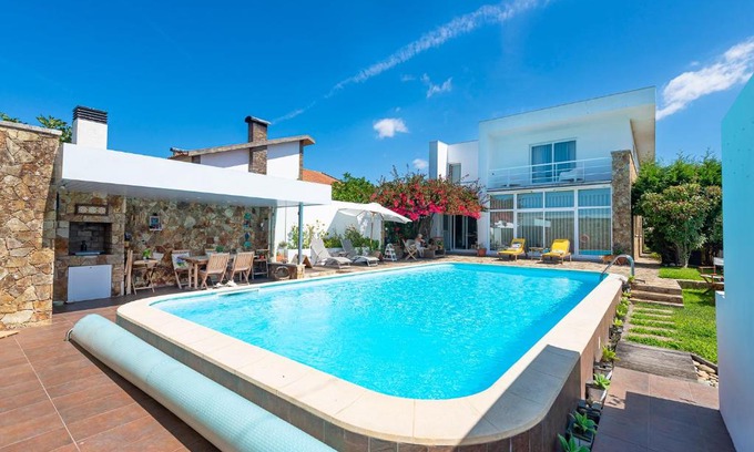 Murtosa House | Idyllic Casa da Magnólia with Oceanfront Pool Access