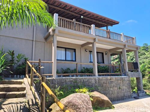 Praia de Itapecerica House | Cozy Casa do Chico: Ocean View & Kitchen Amenities