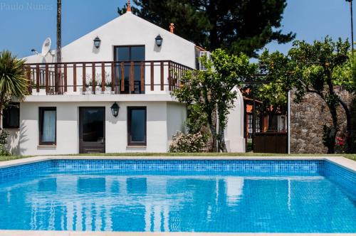 Murtosa House | Cozy Casa Da Noquinhas: Oceanfront Poolside Retreat 9.1/10