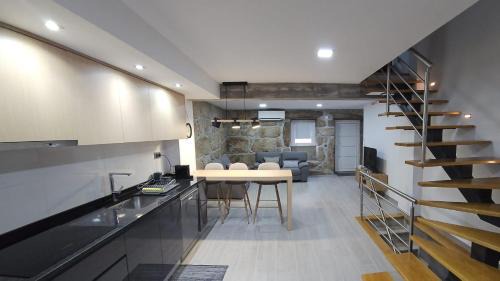 Seia House | Visit Casa da Póvoa: 4-Star Stay with Family-Friendly Dining