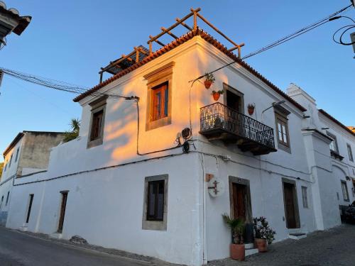 Mourao Villa | Pet-Friendly Getaway at Casa da Praça - Mourão, Rated 8.8