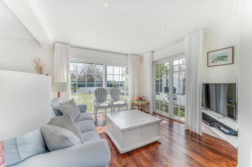 Estoril House | Experience Casa da Praia: Child-Friendly 4-Star Oasis