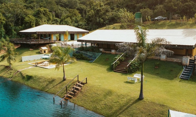 Agua Limpa House | Inviting Casa da Rosa with Pool & Lake View in Lago das Brisas