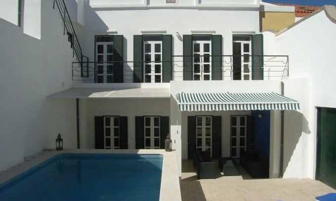 Portimao City Centre House | Experience Casa Da Viuva: Pet-Friendly Oasis with Ocean Views