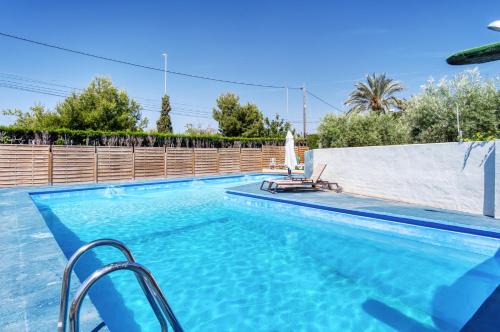 San Vicente del Raspeig Ski Chalet | Unforgettable Stays at Casa Dakota - Rated 10/10 with Pool