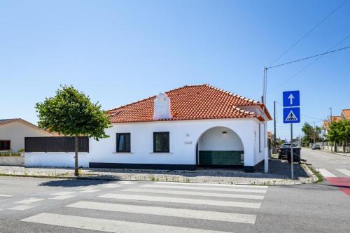 Sao Jacinto House | Pet-Friendly Retreat at Casa das Camarinhas Awaits You