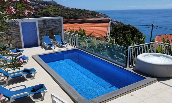 Estrela da Calheta House | Discover Casa das Flores: Relaxing Retreat with Family Amenities