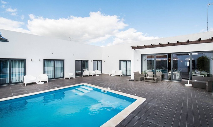 Arraiolos Apartment | Modern Haven at Casa de Baco: Family-Friendly Comforts
