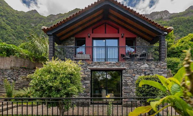 Arco de Sao Jorge House | Inviting Casa de Campo Arco de São Jorge with Hot Tub Access
