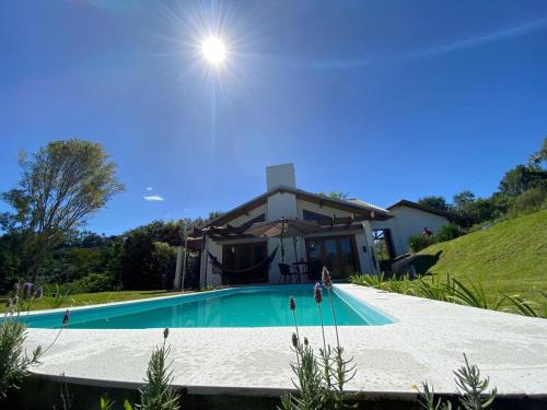 Jaguariaiva House | Inviting Casa de Campo with Pool and Pet-Friendly Features