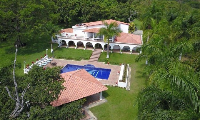 San Jeronimo Apartment | Luxury Retreat in San Jerónimo with Hot Tub & Pet-Friendly