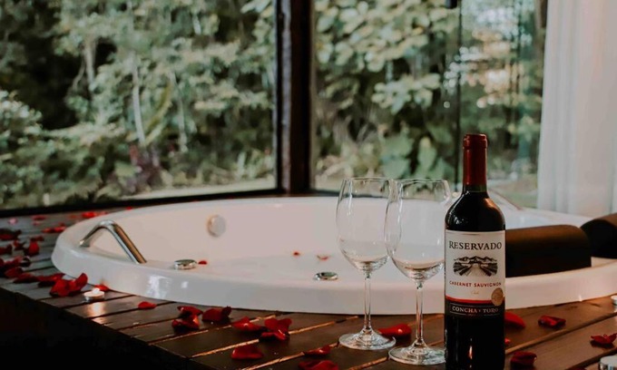 Joinville House | Inviting Casa de Campo em Joinville with Hot Tub & Fireplace