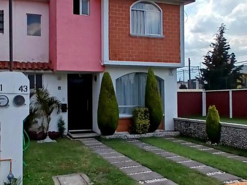 Toluca House | Casa de descanso en privada, jardín, alexa,asador y mascota