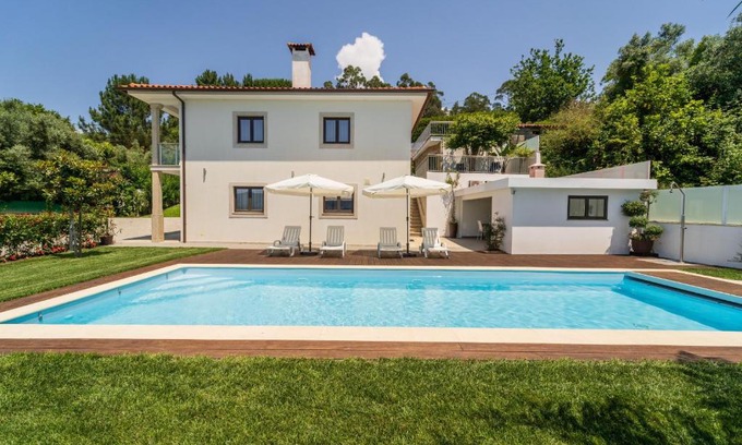Barcelos House | Relax at Casa de Eiró: A 4-Star Retreat with Pool