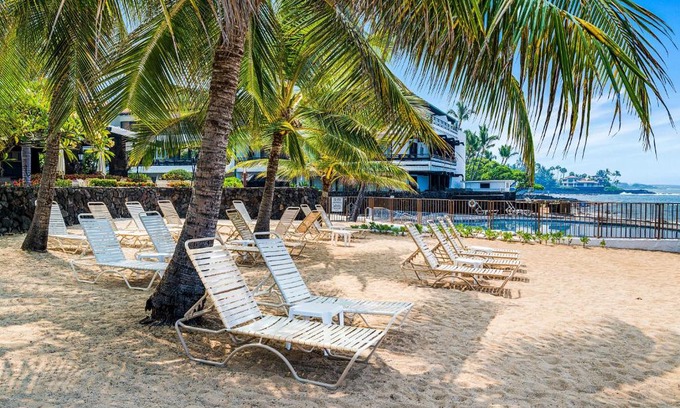 Kailua-Kona House | Casa De Emdeko 210: Top-Rated Retreat with Pool & Breakfast