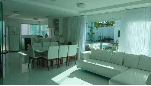 Monte Gordo House | Oceanfront Casa de Férias: Family & Pet Friendly Retreat