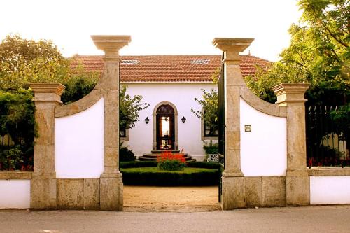 Santa Maria da Feira House | Casa de Fagilde: Family-Friendly Hotel with Pool & Kitchen