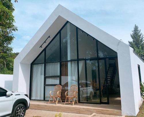 Parongpong Villa | Inviting Casa de Gaudi Lembang: Pet & Child Friendly Stay
