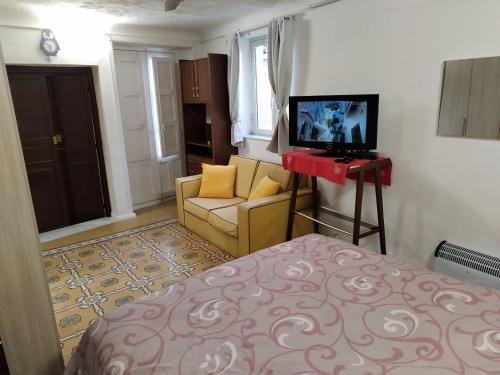 Santa Caterina Villarmosa Apartment | Pet-Friendly Casa del Centro 2P with Restaurant & Kitchen