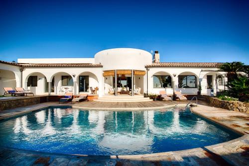 Roses Town Center Bed & Breakfast | Unforgettable Oceanfront Getaway at Casa de l’Albada