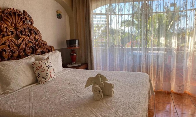Ajijic Bed & Breakfast | Experience Casa de la Abuela: 4-Star Hotel with Pool & Hot Tub