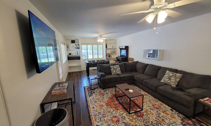 El Paso House | Casa de La Cruz: Pet-Friendly 3BR Retreat with Top Ratings