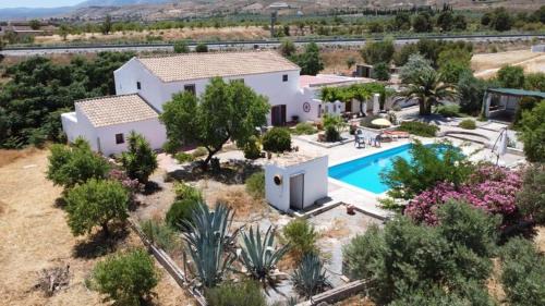 Baza Bed & Breakfast | Top-Rated Casa De La Familia with Oceanfront Pool Access