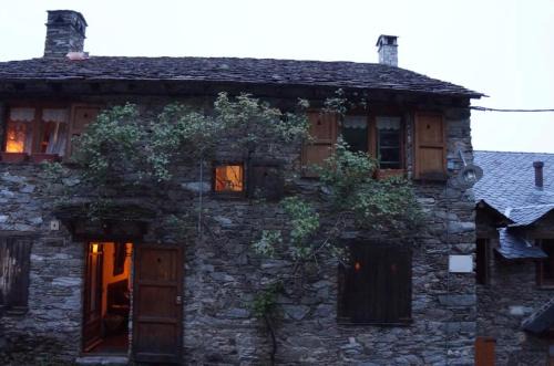 Queralbs House | Elegant Casa de la Font de Dalt: Family-Friendly Getaway