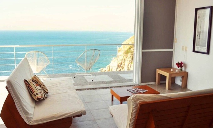 Las Playas Hotel | Relax at Casa de la Luna with Private Pool in Acapulco