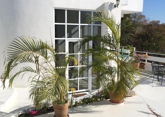 Puerto Angel House | Relax at Casa de la Luna: Family-Friendly with Pool & Hot Tub