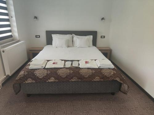 Tirgu Jiu House | Eco-Friendly Retreat: Casa de la Nuc with Hot Tub & Breakfast