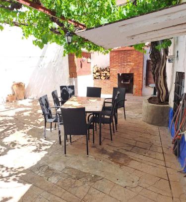 Valverde de Jucar House | Delightful Casa de La Parra: Pet & Child Friendly Stay