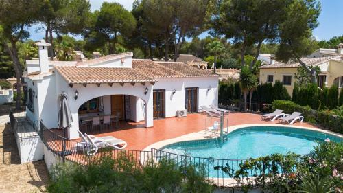 Media Luna Villa | Relax at Casa de la Risa: Family-Friendly Getaway