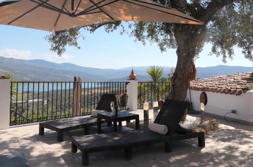 Iznajar Villa | Cozy Casa De Ladera: Oceanfront Retreat with Pool & Hot Tub