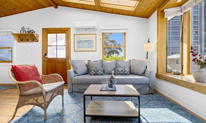 Village of La Jolla House | Discover B5118 Casa de las Olas with Oceanfront Amenities