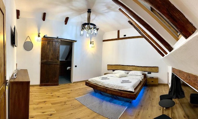 Arpasu de Sus Cabin | Discover Casa de Lemn: Family-Friendly with Hot Tub & Breakfast