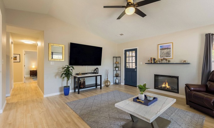 Albuquerque House | Casa De Los Globos/Luxury 2 Bedroom Home Walking Distance to Balloon Fiesta Park