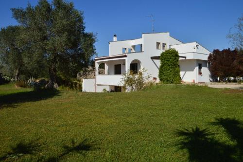 Arnesano House | Pet-Friendly Casa De Luca: Family Comfort with Breakfast & More