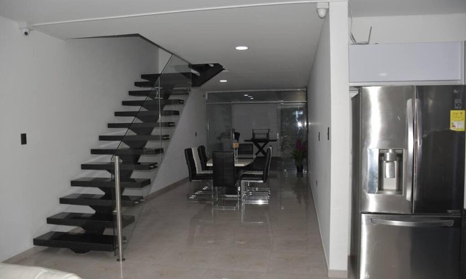 Acacias House | Pet-Friendly Casa de Lujo with Pool in Acacias