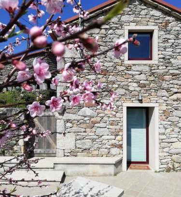 Vimianzo House | Relax at Casa de Moreira: Ocean View & Family-Friendly