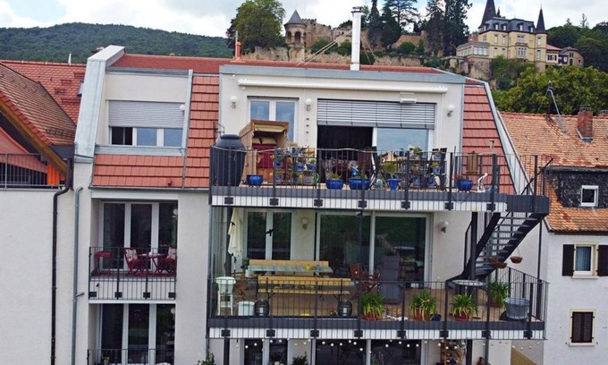 Neustadt an der Weinstrasse Apartment | Discover Casa del Vino: Family-Friendly with Balcony Views