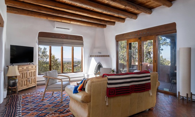 Seton Village House | Casa De Oro: Mountain Views & Family-Friendly Amenities